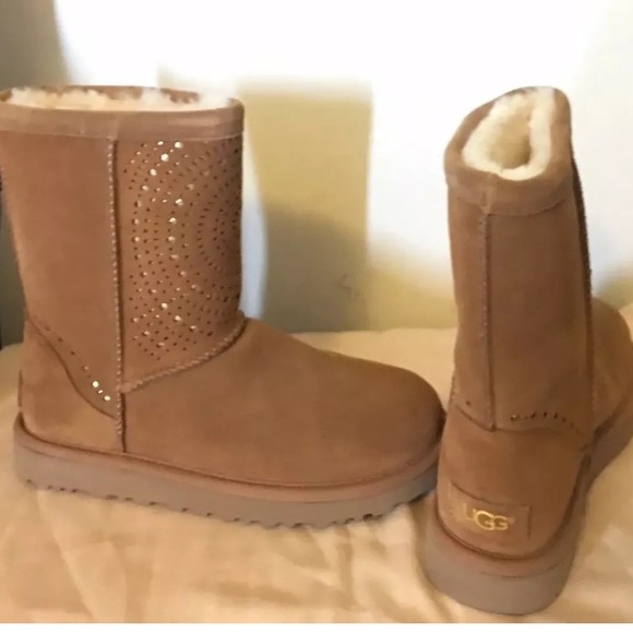 UGG CLASSIC SHORT SUNSHINE PERF CHESTNUT SUEDEBOOT - Picture 3 of 7